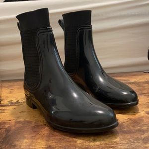 Black short rain boots